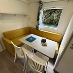 De 3*